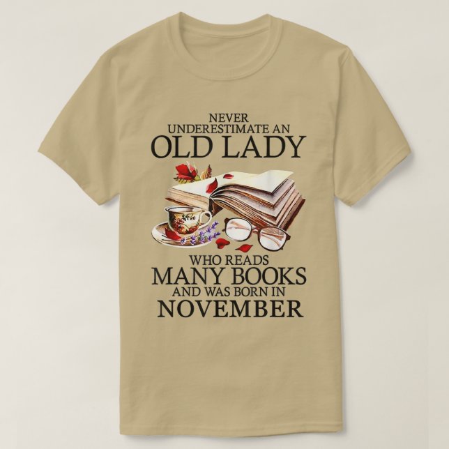 Never Underestimate A November Lady Who Reads Many T Shirt (Design framsida)
