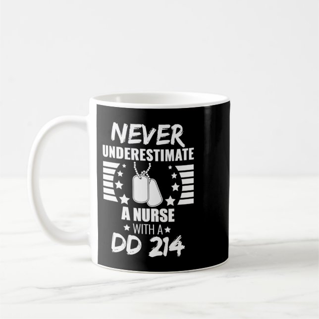 Never Underestimate a Nurse DD 214  Veteran's  Kaffemugg (Vänster)