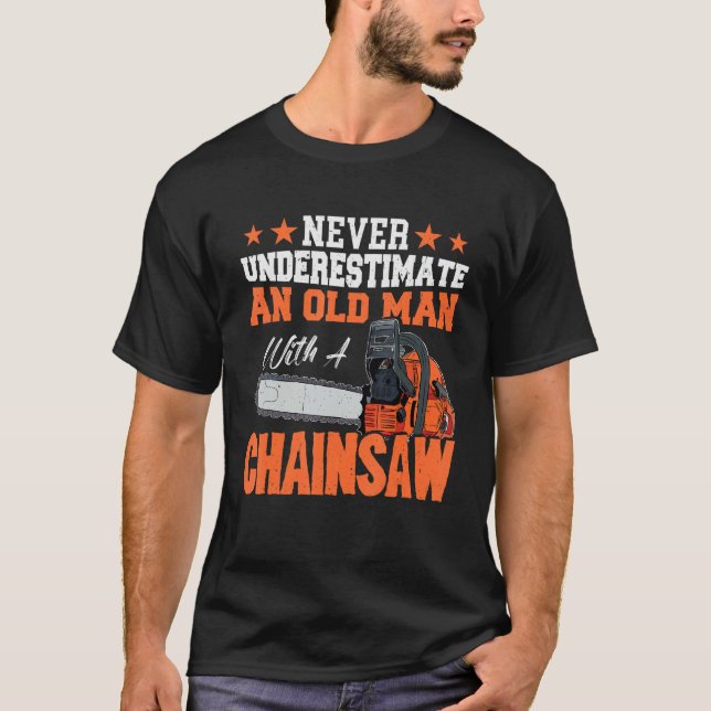 Never Underestimate a old man with a Chainsaw 2 T Shirt (Framsida)