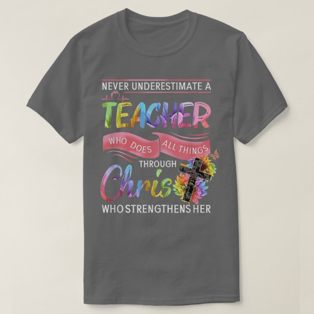 Never Underestimate A Teacher Who Does All Things  T Shirt (Design framsida)