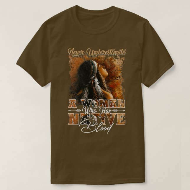 Never Underestimate A Woman Native  T Shirt (Design framsida)