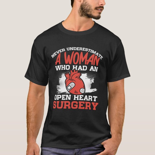 Never Underestimate A Woman Who Had An Open Heart  T Shirt (Framsida)