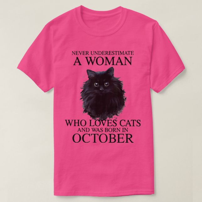 Never Underestimate A Woman Who Loves Cats Born In T Shirt (Design framsida)