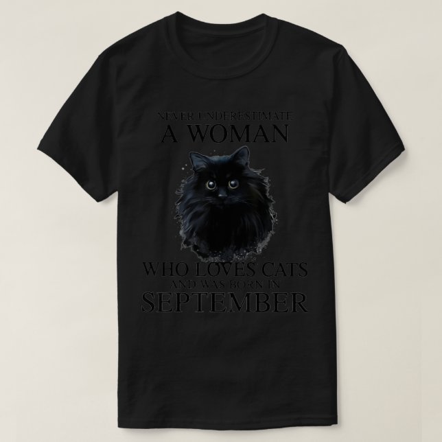 Never Underestimate A Woman Who Loves Cats Born In T Shirt (Design framsida)