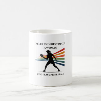 Never underestimate a woman who play pickleball kaffemugg