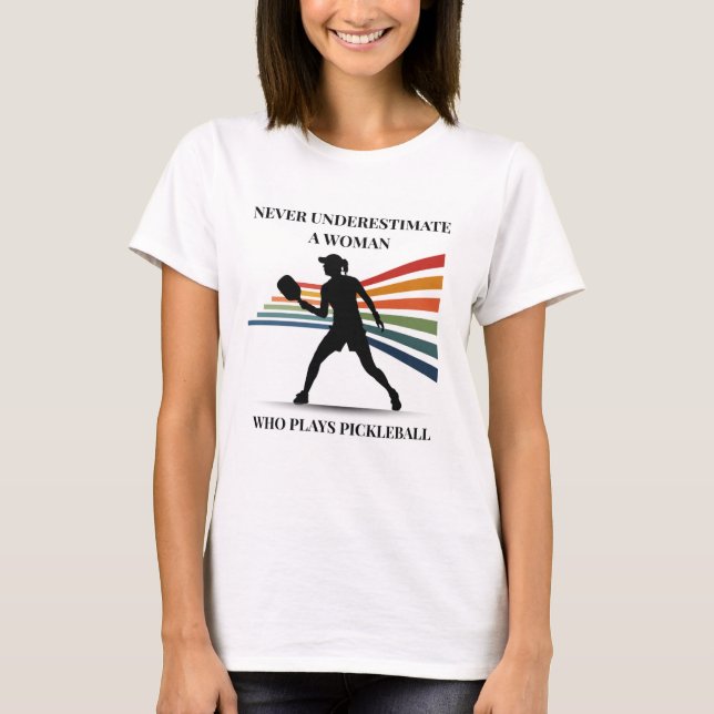 Never underestimate a woman who play pickleball t shirt (Framsida)