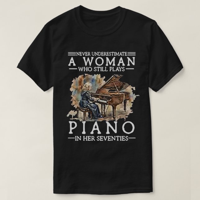 Never Underestimate a Woman Who Plays Piano in Her T Shirt (Design framsida)