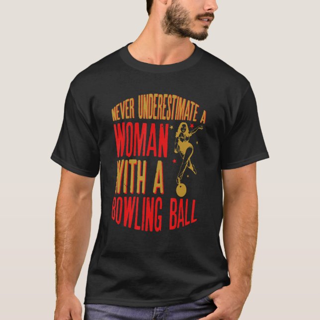 Never Underestimate A Woman With A Bowling Ball Fu T Shirt (Framsida)