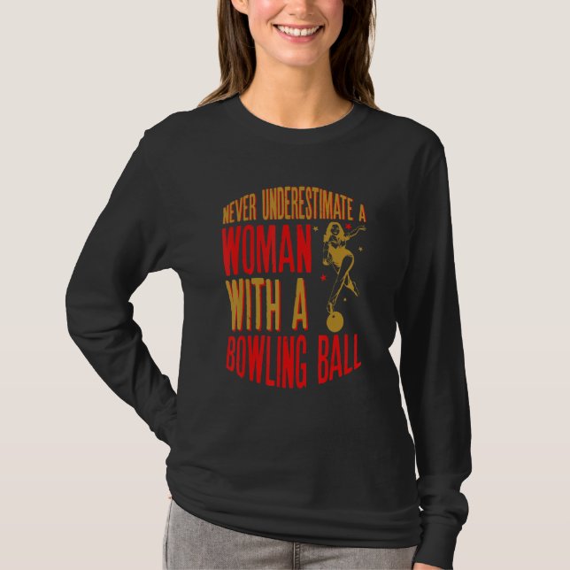 Never Underestimate A Woman With A Bowling Ball Fu T Shirt (Framsida)