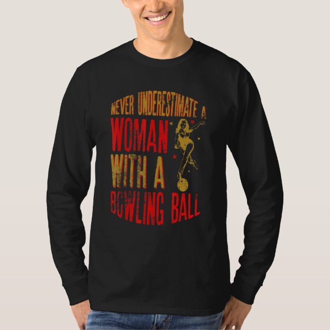 Never Underestimate A Woman With A Bowling Ball Fu T Shirt (Framsida)