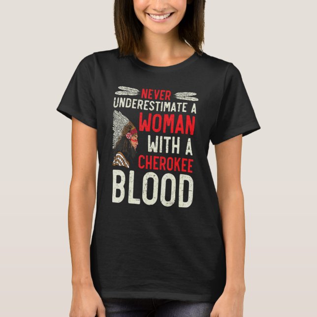 Never Underestimate A Woman With A Cherokee Blood T Shirt (Framsida)