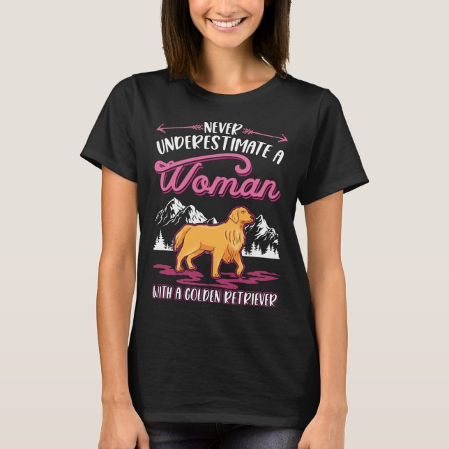 Never underestimate a woman with a Golden Retrieve T Shirt (Framsida)