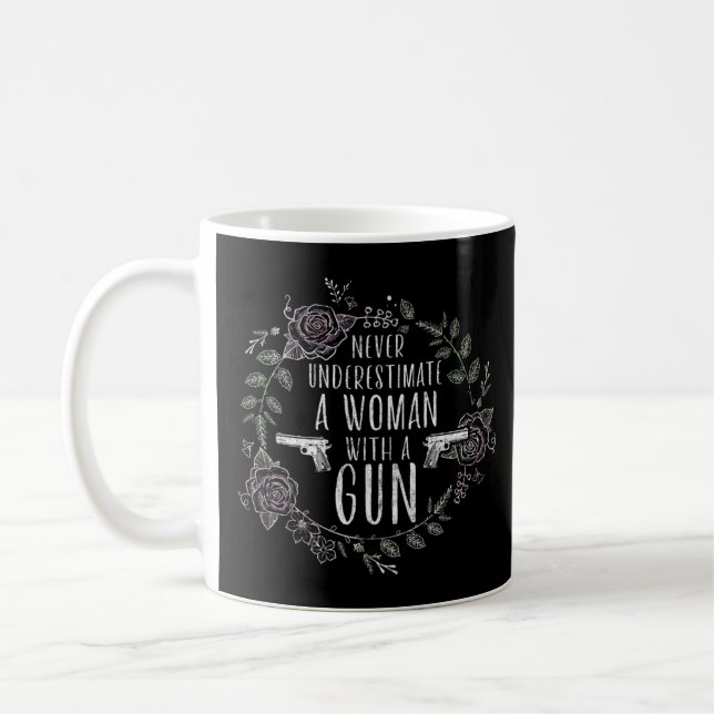 Never Underestimate a Woman with a Gun - Funny A f Kaffemugg (Vänster)