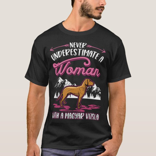 Never underestimate a woman with a Magyar Vizsla T Shirt (Framsida)