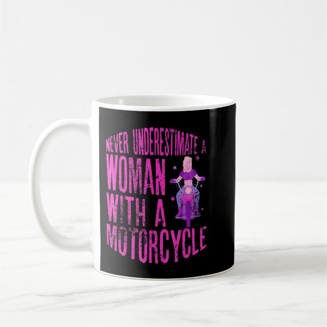 Never Underestimate A Woman With A Motorcycle A Fu Kaffemugg (Vänster)