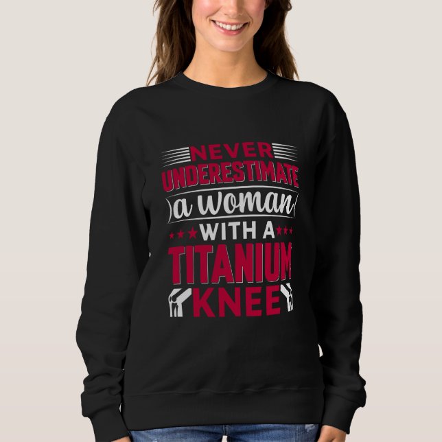 Never Underestimate a Woman With A Titanium Knee S T Shirt (Framsida)