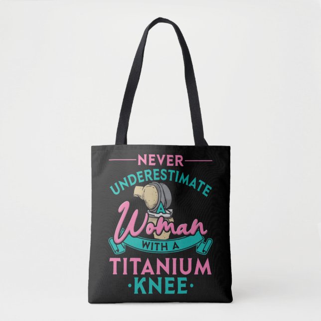 Never Underestimate A Woman With A Titanium Knee T Tygkasse (Framsida)
