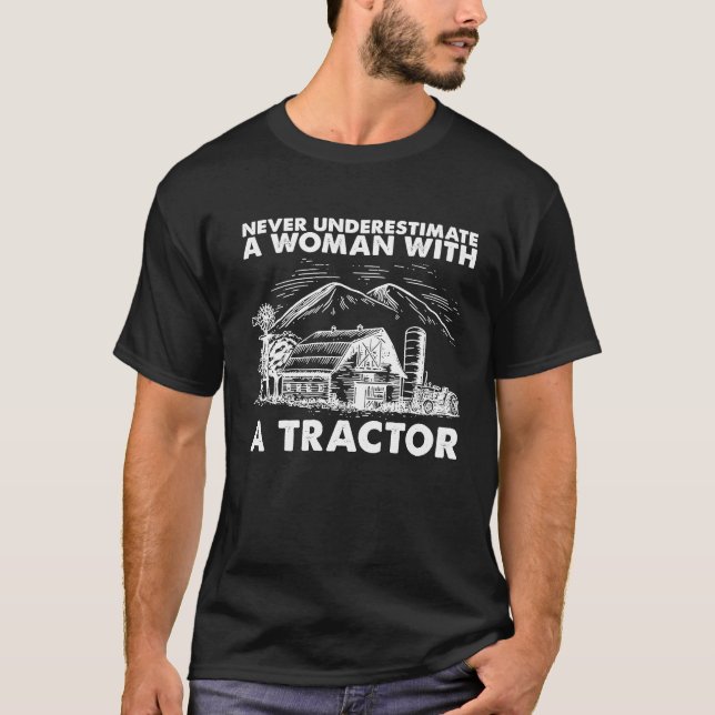 Never Underestimate A Woman With A Tractor I Funny T Shirt (Framsida)