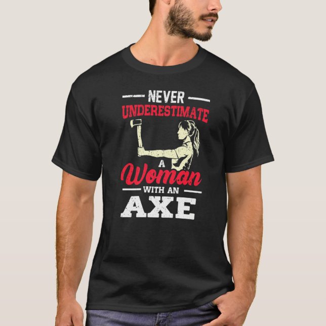 Never Underestimate A Woman With An Axe Target Thr T Shirt (Framsida)