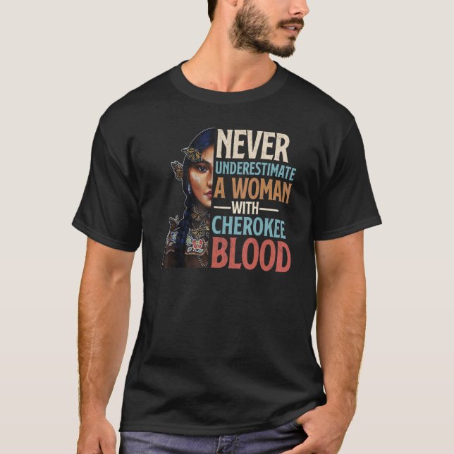Never Underestimate A Woman With Cherokee Blood Pr T Shirt (Framsida)