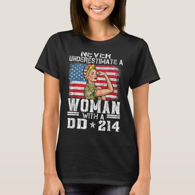 Never Underestimate A Woman With DD-214 Proud US V T Shirt (Framsida)