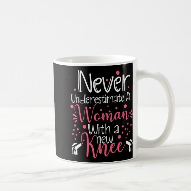 Never Underestimate A Women New Knee Broken Knee S Kaffemugg (Höger)