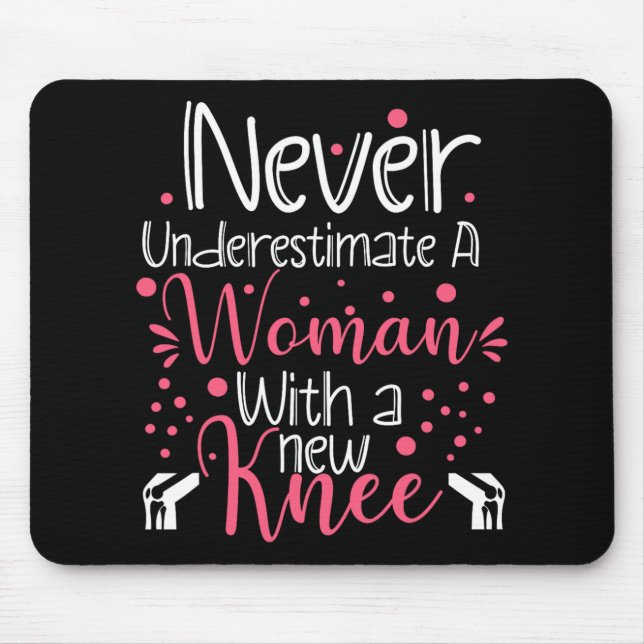 Never Underestimate A Women New Knee Broken Knee S Musmatta (Framsidan)
