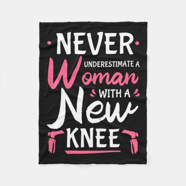 Never Underestimate A Women New Knee Replacement S Fleecefilt (Framsidan)