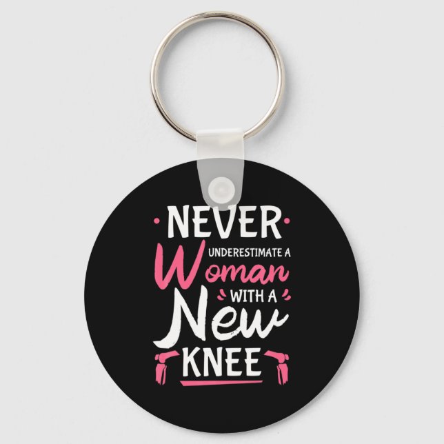 Never Underestimate A Women New Knee Replacement S Nyckelring (Framsida)