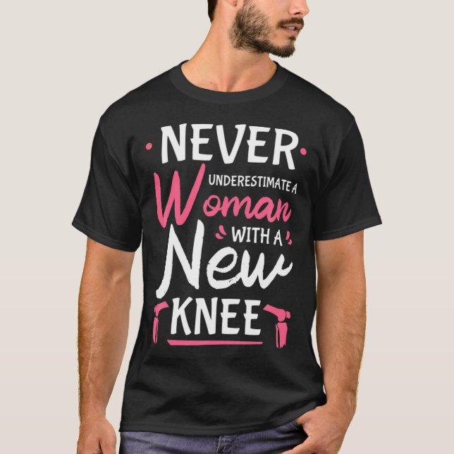 Never Underestimate A Women New Knee Replacement S T Shirt (Framsida)