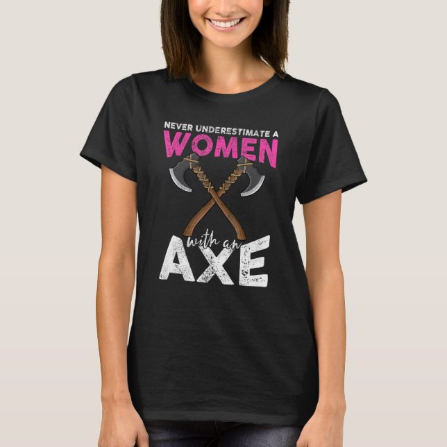 Never underestimate a women with an axe throwing h t shirt (Framsida)