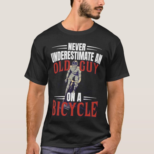 Never Underestimate An Old Guy On A Bicycle Cyclin T Shirt (Framsida)