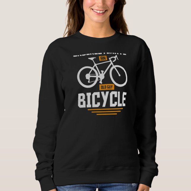 Never Underestimate An Old Guy On a Bicycle Cyclin T Shirt (Framsida)