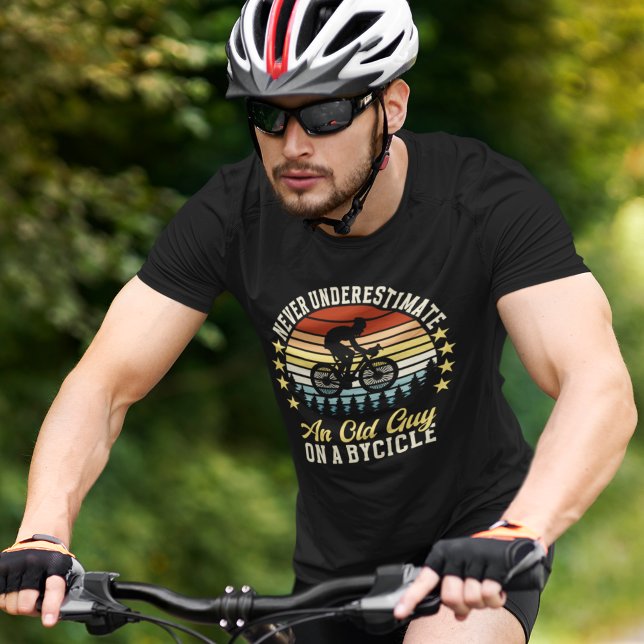 Never Underestimate an old guy on a Bicycle Fun T Shirt (Skapare uppladdad)