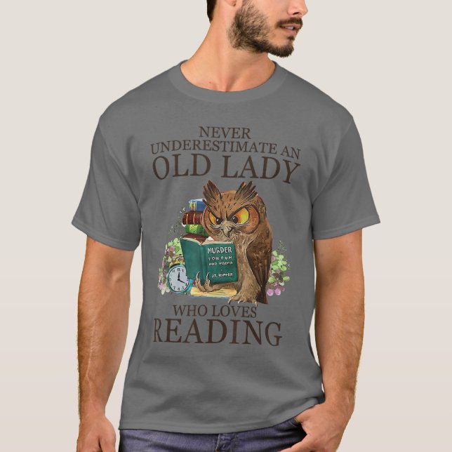 Never Underestimate An Old Lady Who Loves Reading  T Shirt (Framsida)
