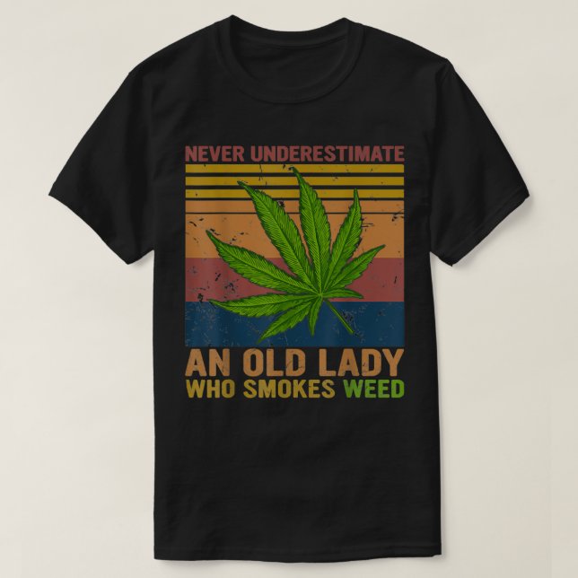 Never Underestimate An Old Lady Who Smokes Weed Gi T Shirt (Design framsida)