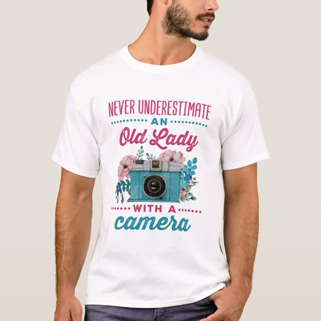 Never Underestimate An Old Lady with a Camera T Shirt (Framsida)