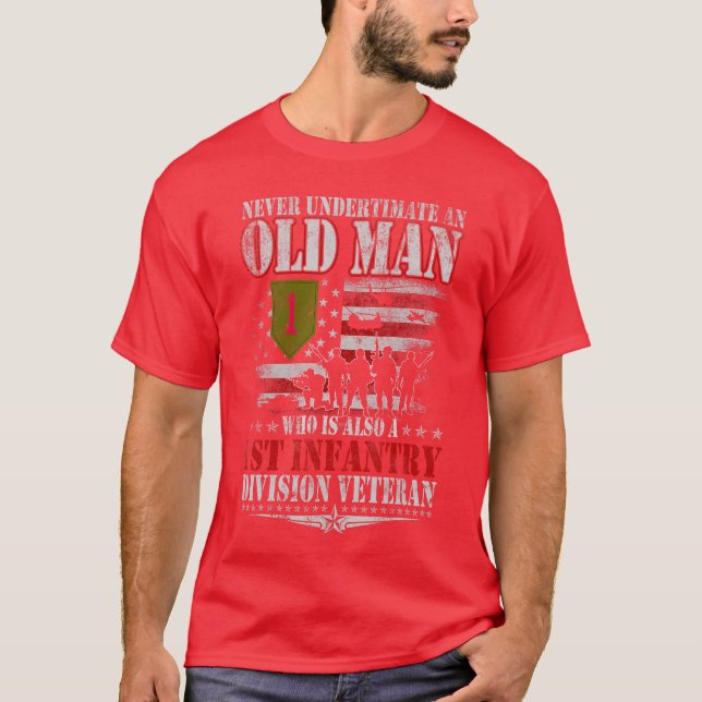 Never Underestimate An Old Man 1st Infantry Divisi T Shirt (Framsida)