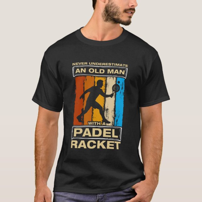 Never Underestimate an Old Man Funny Padel Ball Pl T Shirt (Framsida)