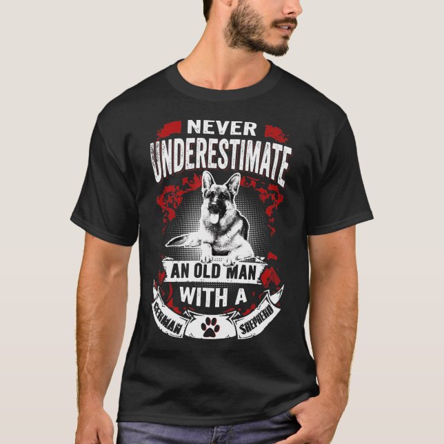 Never Underestimate An Old Man German Shepherd Dog T Shirt (Framsida)