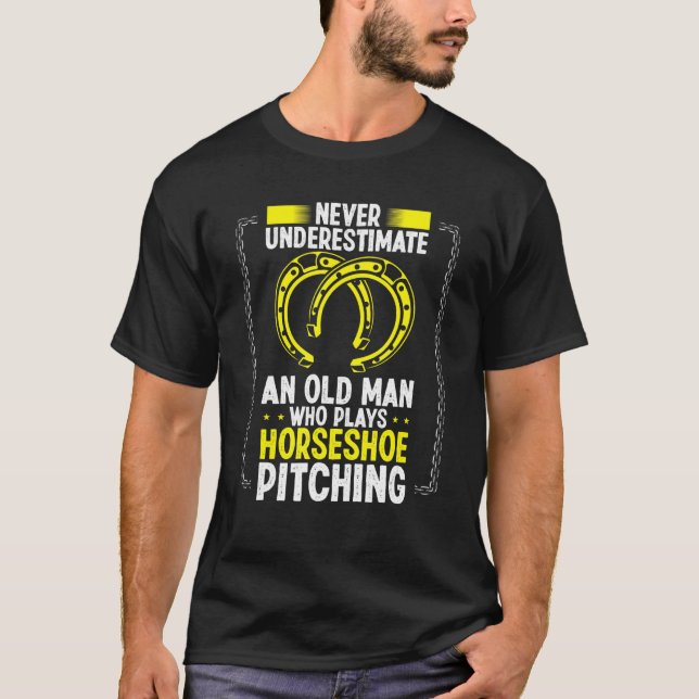 Never Underestimate An Old Man Horseshoe Pitching  T Shirt (Framsida)
