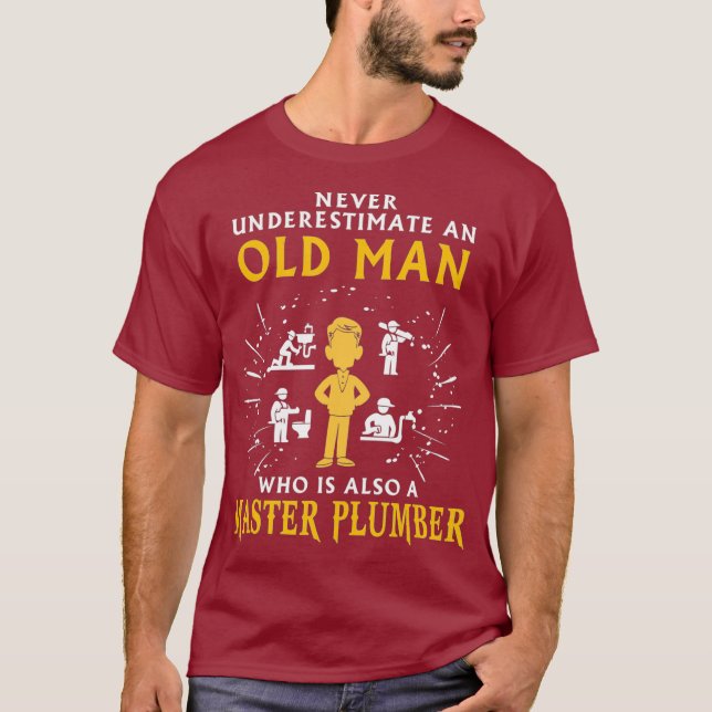 Never underestimate an old man Master Plumber T Shirt (Framsida)
