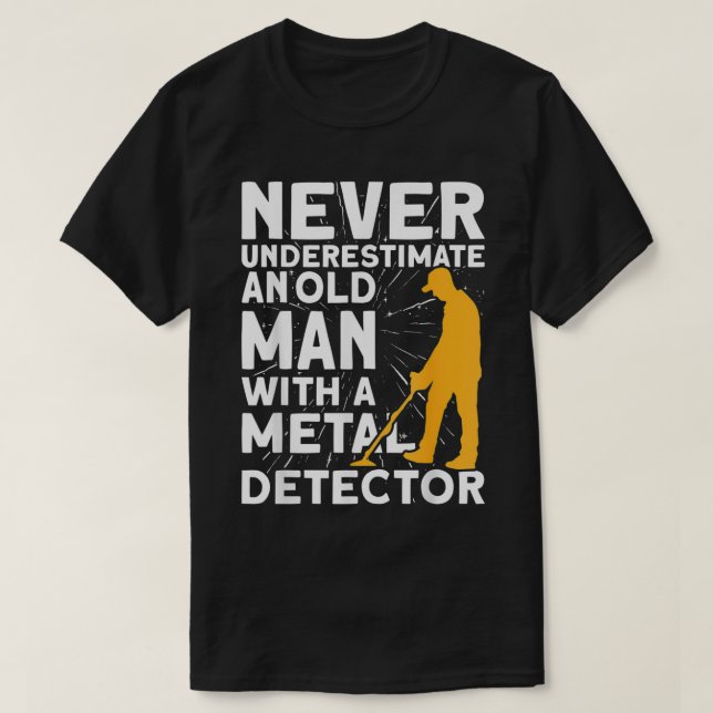 Never underestimate an old Man Metal Detecting  T Shirt (Design framsida)