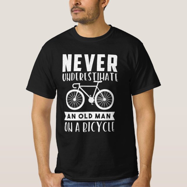 Never Underestimate An Old Man On A Bicycle T Shirt (Framsida)