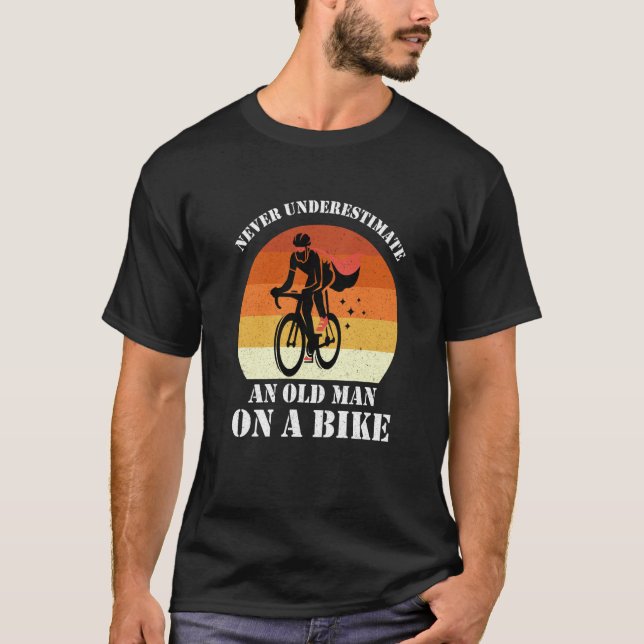 Never Underestimate An Old Man On A Bike Fun Bicyc T Shirt (Framsida)