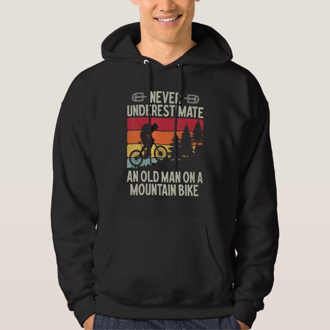 Never Underestimate An Old Man On A Mountain Bike  Hoodie (Framsida)