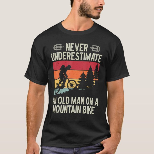 Never Underestimate An Old Man On A Mountain Bike  T Shirt (Framsida)