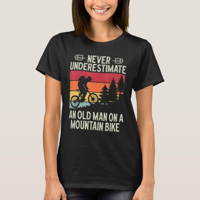 Never Underestimate An Old Man On A Mountain Bike  T Shirt (Framsida)