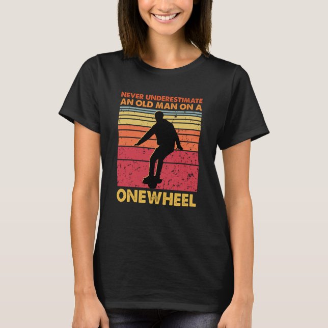 Never Underestimate An Old Man On a Onewheel eskat T Shirt (Framsida)