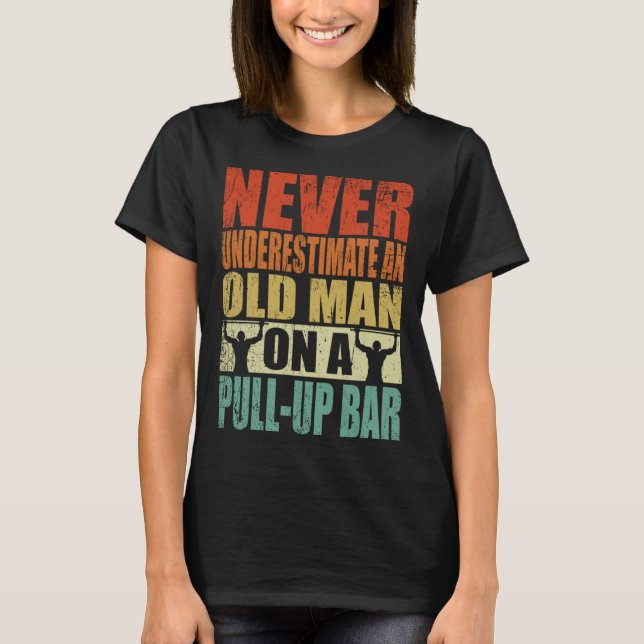 Never Underestimate An Old Man On A Pull Up Bar Re T Shirt (Framsida)